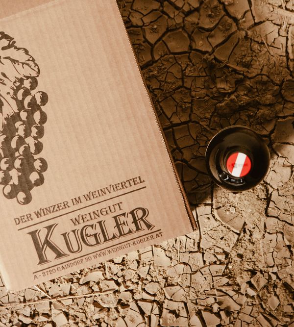 Weinkarton und Flasche des benachbarten Winzers Weingut Kugler, deren Rotweine wir anbieten werden