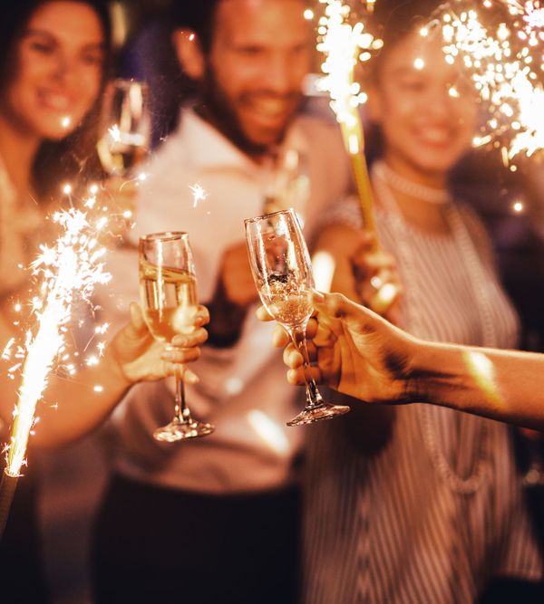 Freunde halten Sprühkerzen und stoßen mit Sektgläsern an – seit Juli 2022 kann man im Quartier35 feiern