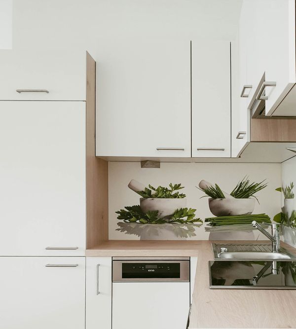Die Küche im Apartment des Quartier35 ist unter anderem mit Geschirrspüler, Backrohr und großem Kühlschrank ausgestattet.